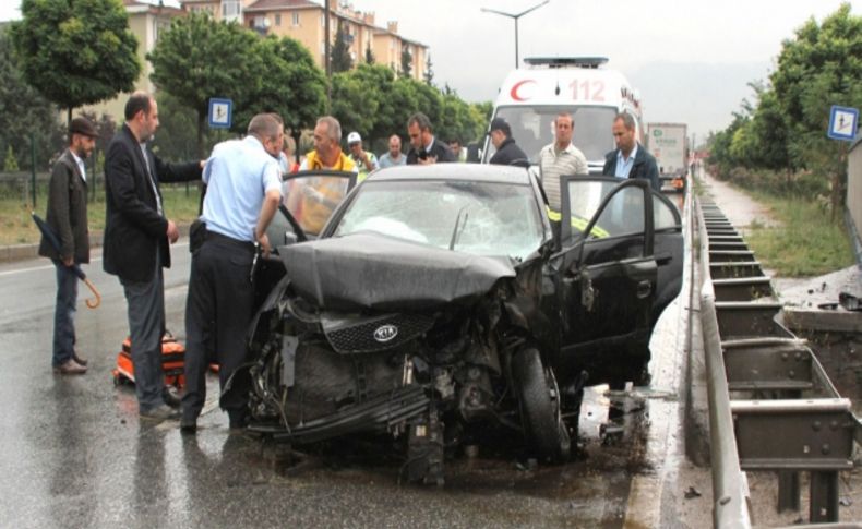 Otomobil bariyerlere çarptı: Aynı aileden 3'ü ağır 5 yaralı