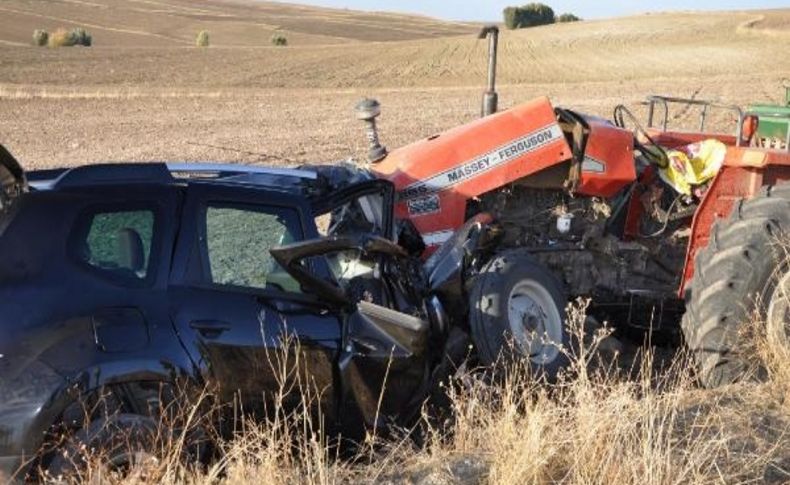 Otomobil Ile Traktör Kafa Kafaya Çarpişti: 1 Ölü, 4 Yarali