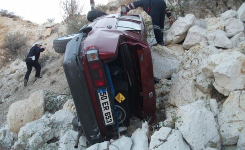 Otomobil şarampole yuvarlandı: 1 ölü, 2 yaralı
