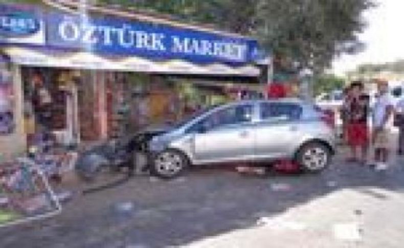 Otomobiliyle marketten içeri girdi! 2 yaralı