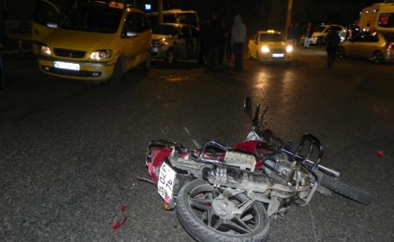 Otomobille Çarpişan Motosikletteki 2 Kişi Yaralandi