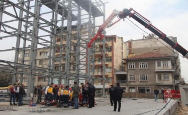 Flaş! Manisa'da vinç kazası yaralılar var