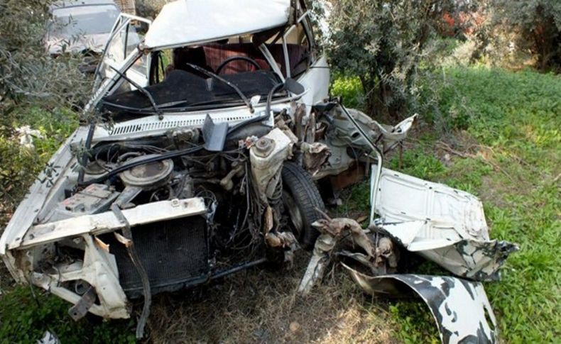 İzmir'de feci kaza: 1 ölü, 1 yaralı