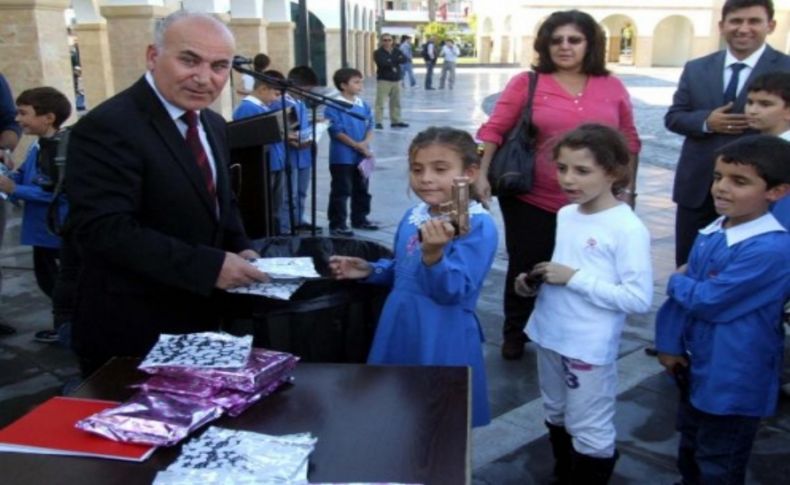 Oyuncak silahını getiren kitabı kaptı