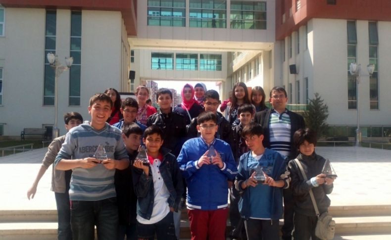 Özel Reyhan Koleji, Akşehir’e 3 altın madalya ile döndü