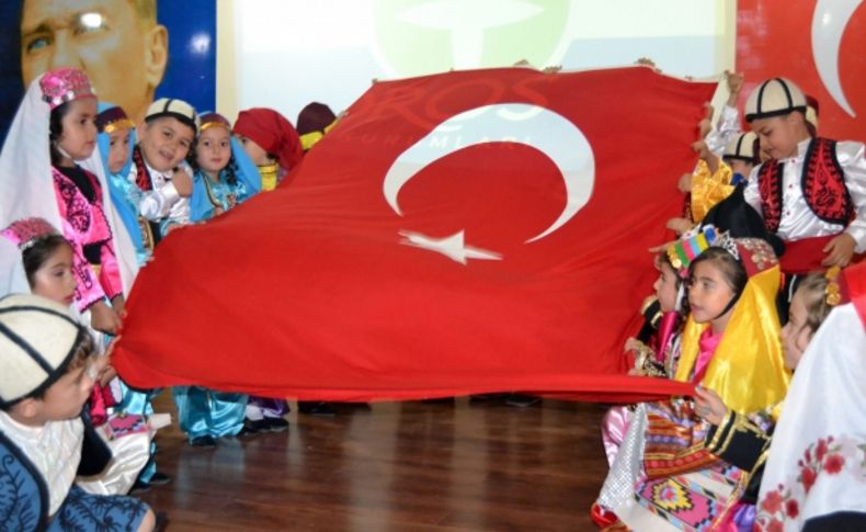 Özel Toros Finike Koleji öğrencileri anneleri için program düzenledi