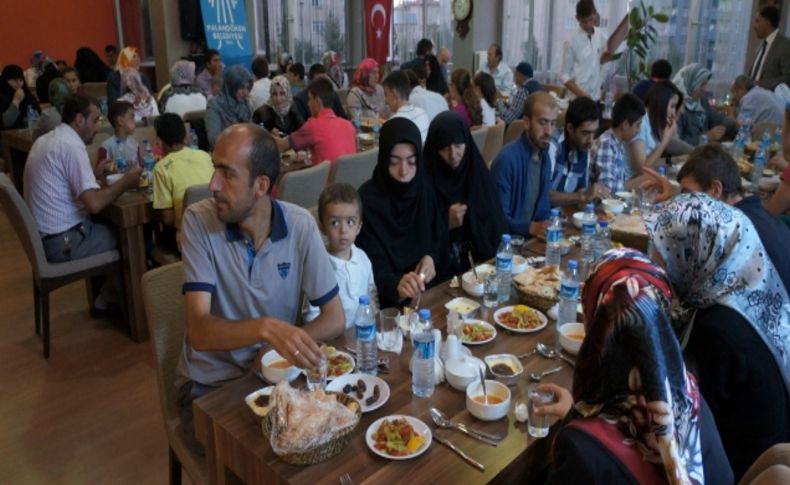 Palandöken Belediyesi şehit ailelerine iftar yemeği verdi