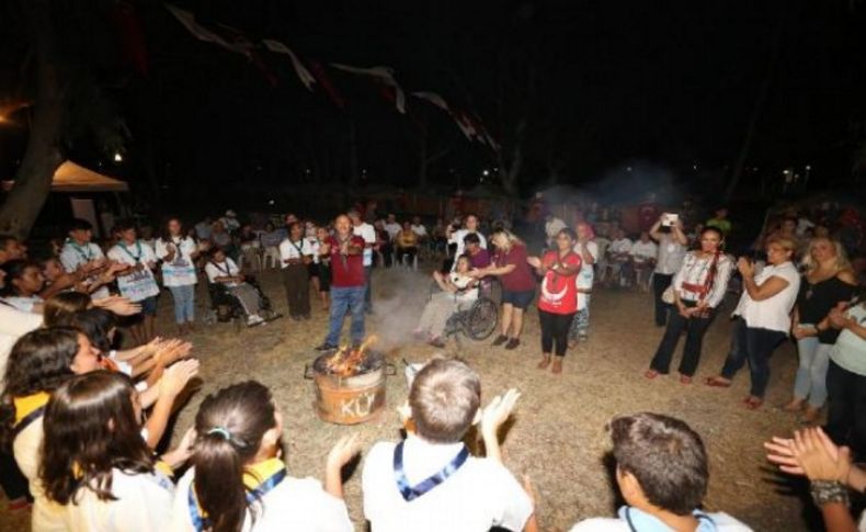 Pamucak'ta kamp ateşi engelli vatandaşlar için yakıldı