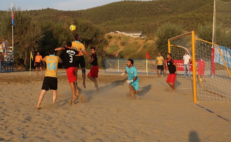 Pamucak’ta plaj futbolu turnuvası düzenlendi