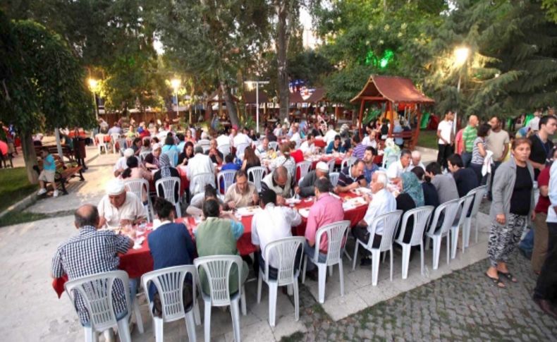 Parkta iftar keyfi