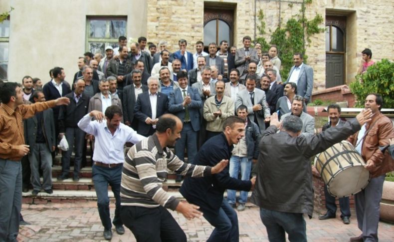 Pasinler Belediyesi, çalışanına 20 yıllık maaş ve ikramiye borcunu ödedi