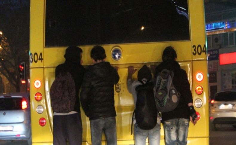 Patenci gençler akan trafikte eğlence adına hayatlarını tehlikeye atıyor