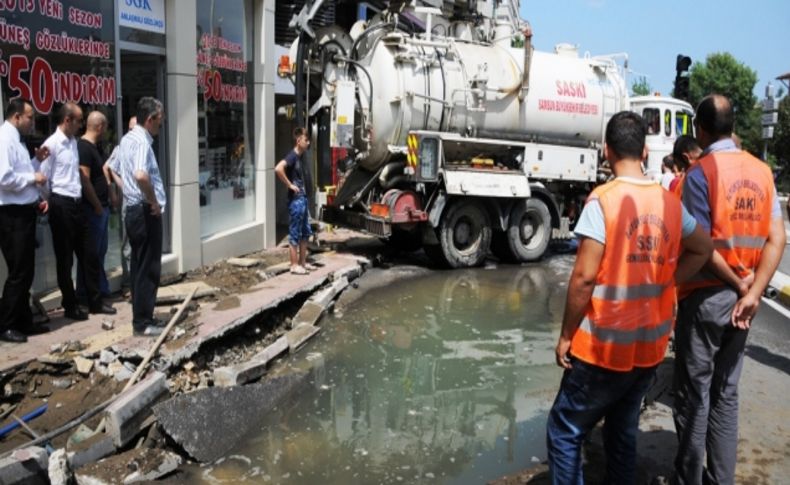 Patlayan boru kapıcı dairesini suyla doldurdu