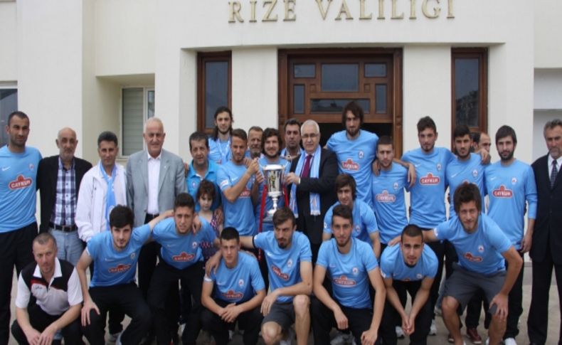 Pazarsporlular Rize Valisi Çakır’ı ziyaret etti