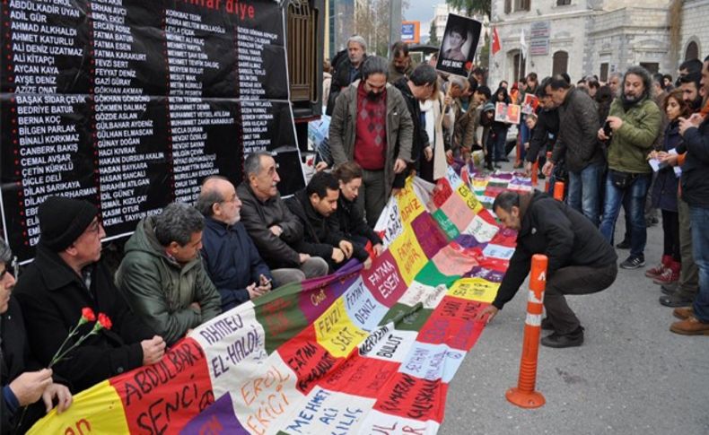 İzmir'deki 'Ankara anması'nda pankart gerginliği