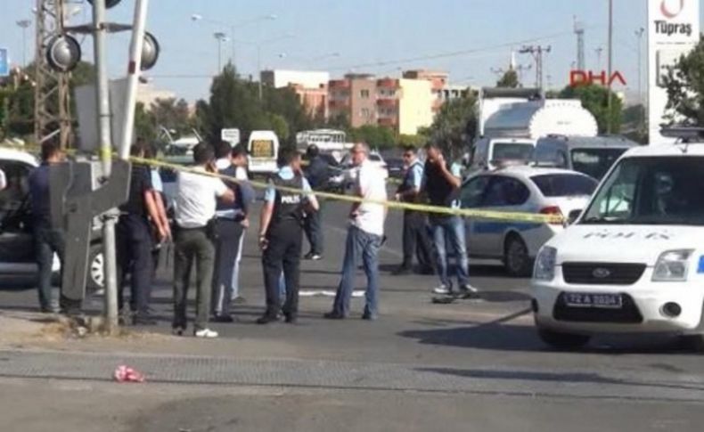 PKK polis aracını taradı: 2 yaralı