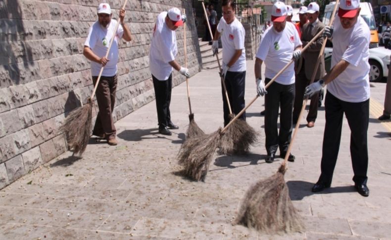 Polatlı protokolü çevre gününde şehri temizledi