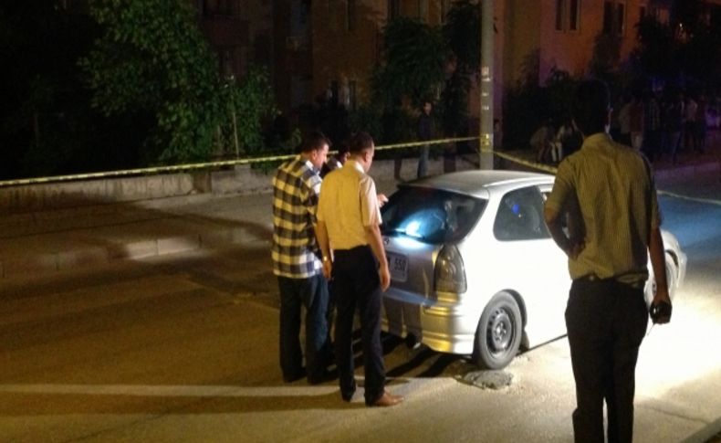 Polis alkollü sürücünün kullandığı aracın kaputunda 300 metre gitti