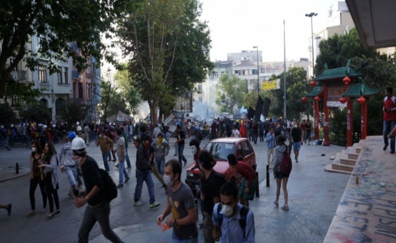 Polis, barikatları kaldırarak Taksim Meydanı’na çıktı