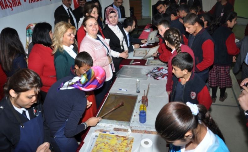 Polis eşleri öğrencilere hediye dağıttı