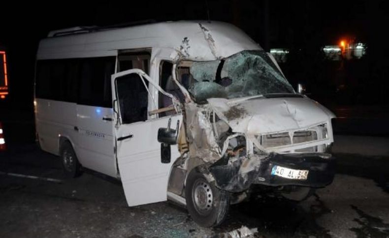 Polis Okulu Öğrencilerini Taşiyan Minibüs Beton Mikseriyle Çarpişti:  6 Yarali