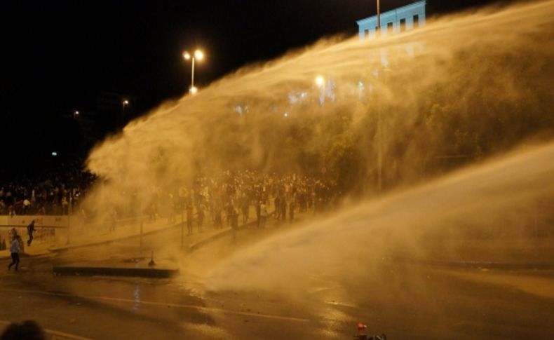 Polis saatlerce uyardığı ancak kendisini tahrikeden gruba müdahale etti