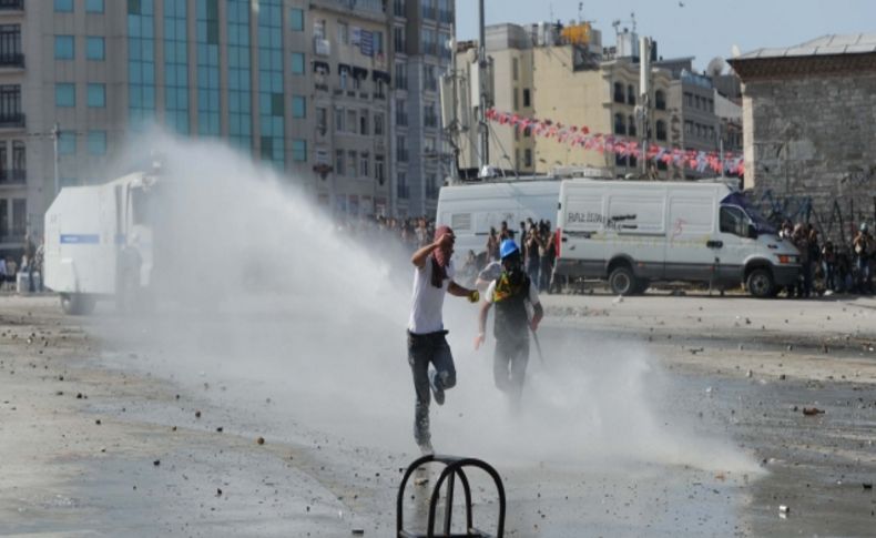 Polis, taşla saldıran gruplara biber gazı ile müdaha etti