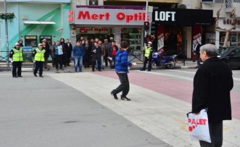 Polise aldırmadan kırmızıda geçtiler