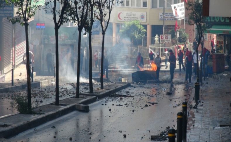 Polise havai fişekle saldırdılar