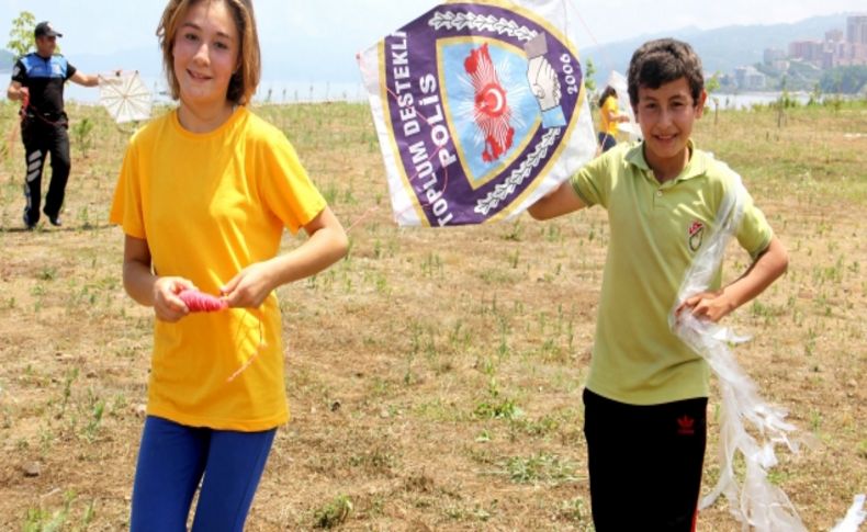 Polisten çocuklara uçurtmalı karne hediyesi