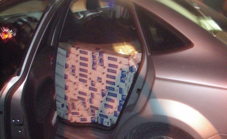Polisten kaçan otomobilde 25 bin paket kaçak sigara çıktı