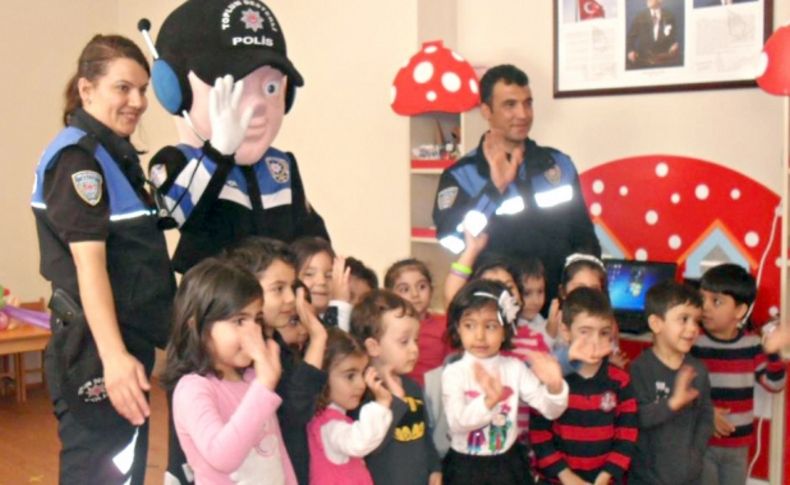 Polisten miniklere trafik eğitimi