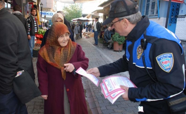 Polisten sokakta dolandırıcılık uyarısı