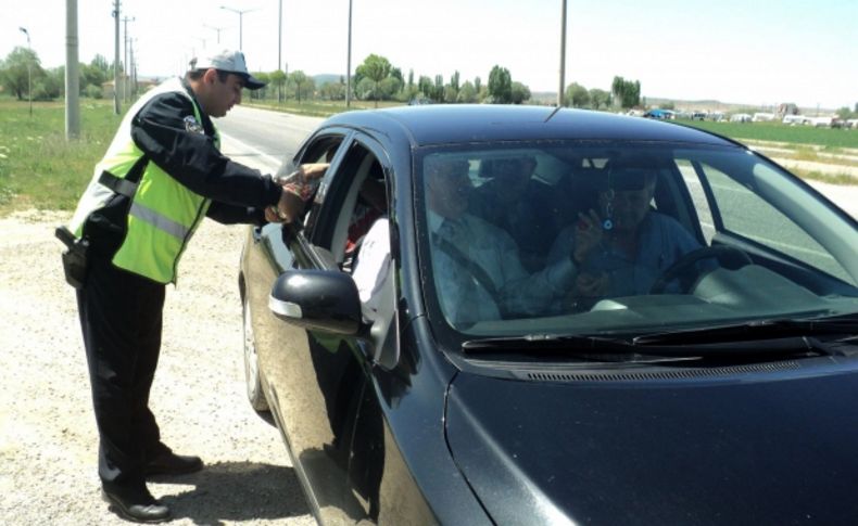 Polisten sürücülere şeker ve kurdele