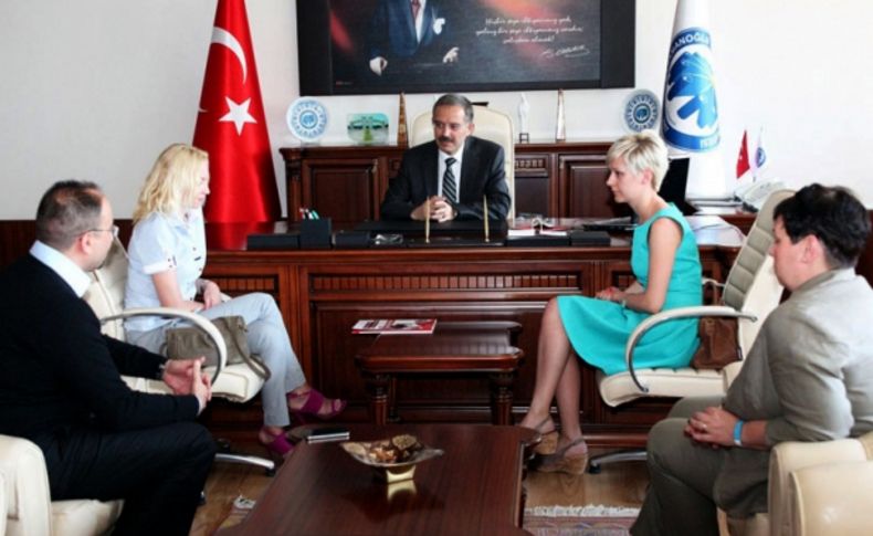 Polonyalı akademisyenler Rektör Gökmen’i ziyaret etti