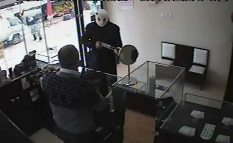 Pompalı tüfek ve kar maskeli soygun saniye saniye kaydedildi