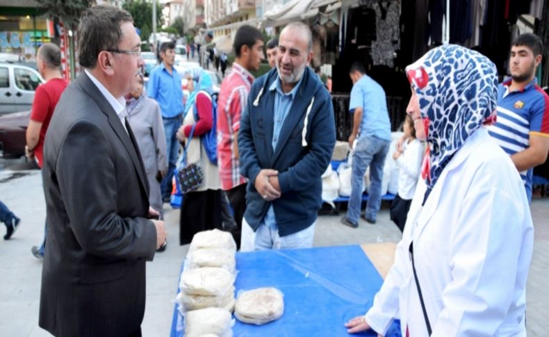 Pursaklar Belediye Başkanı Çetin, pazar esnafını ziyaret etti