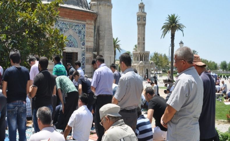 Ramazan ayının son cuma namazı yoğun katılımla kılındı