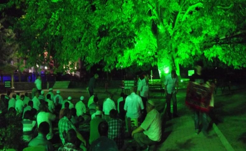 Ramazan’ın ilk teravisi 3 buçuk asırlık çınar altında kılındı