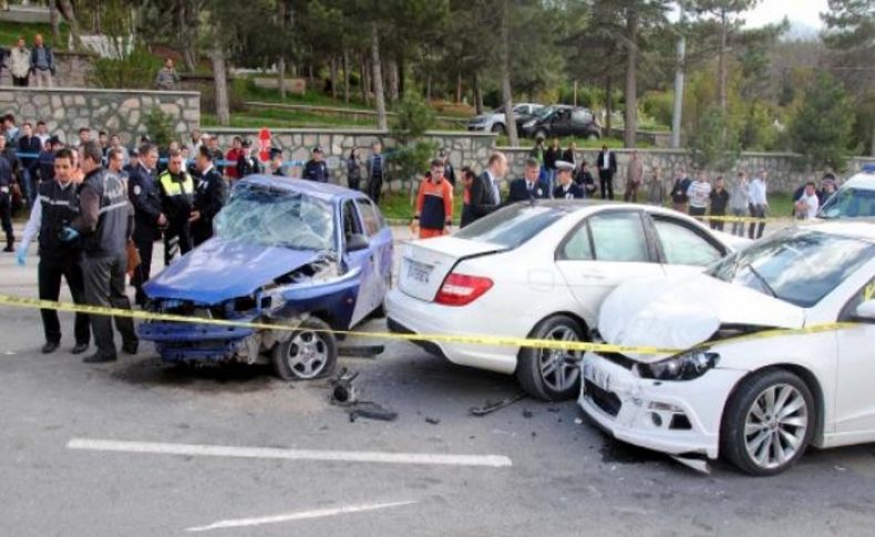 Refüjü aşarak diğer şeride geçen otomobilin sürücüsü öldü