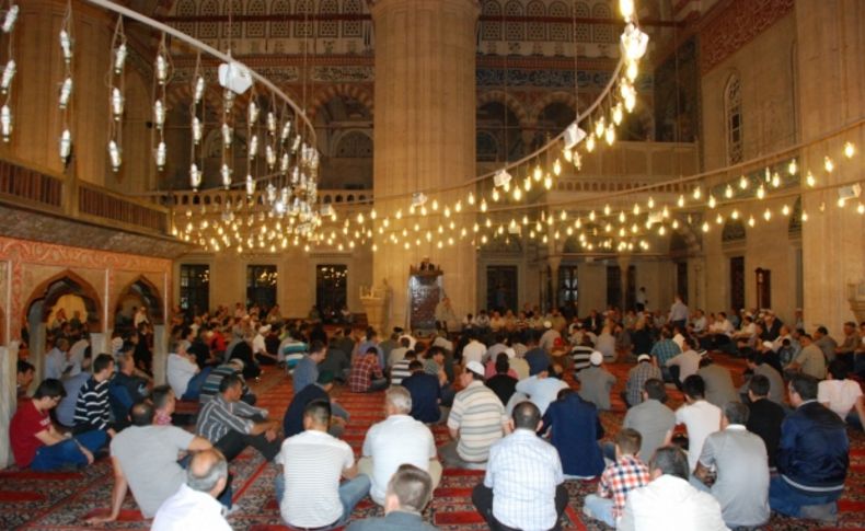 Regaip Kandili’nde Selimiye Camii'nde eller semaya açıldı