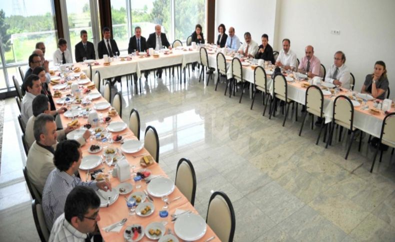 Rektör Elmas, SAÜ Tıp Fakültesi öğretim üyeleriyle yemekte buluştu
