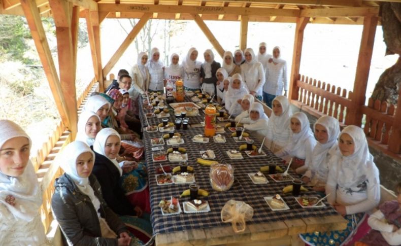 Ribnovo'da hatim töreni sonrası öğrencilerden 