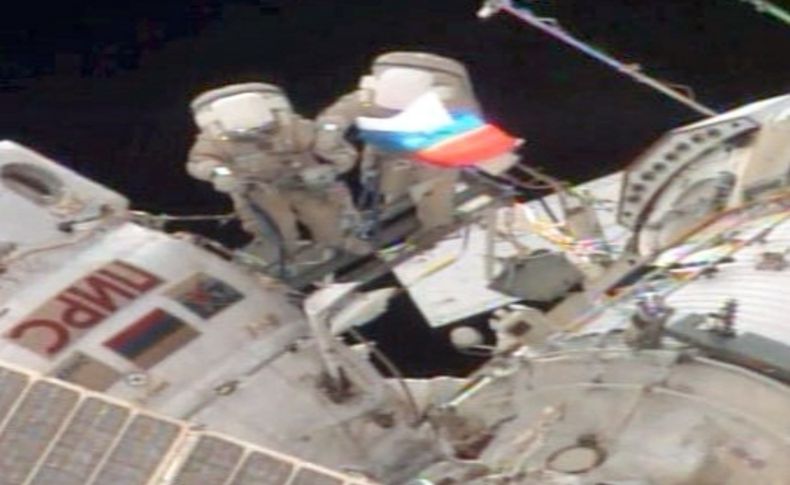 Rus astronotlar uzayda bayrak açtı