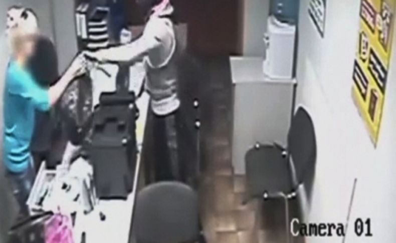 Rus polisini şaşırtan kadın gaspçı aranıyor