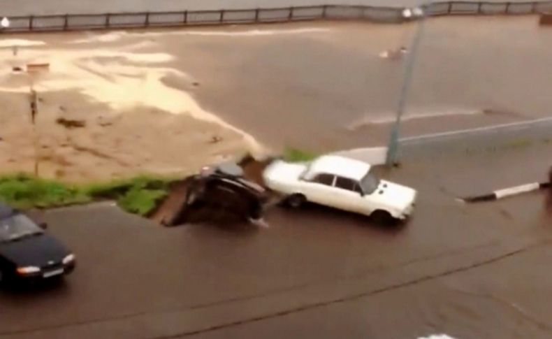 Rusya’da çöken asfalt park halindeki aracı yuttu