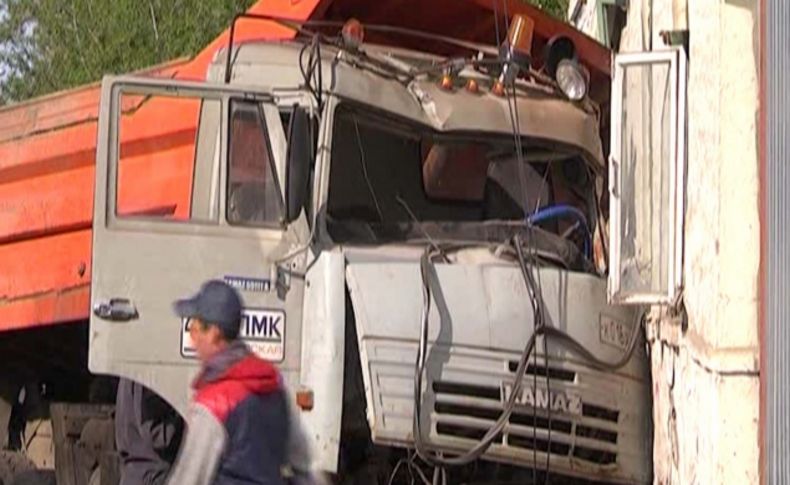 Rusya’da kamyon tek katlı binaya girdi; anne öldü, bebeği yaralı