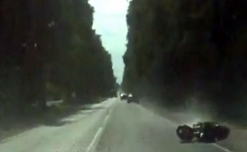Rusya’da motorcu önündeki aracın arka camından içeri girdi