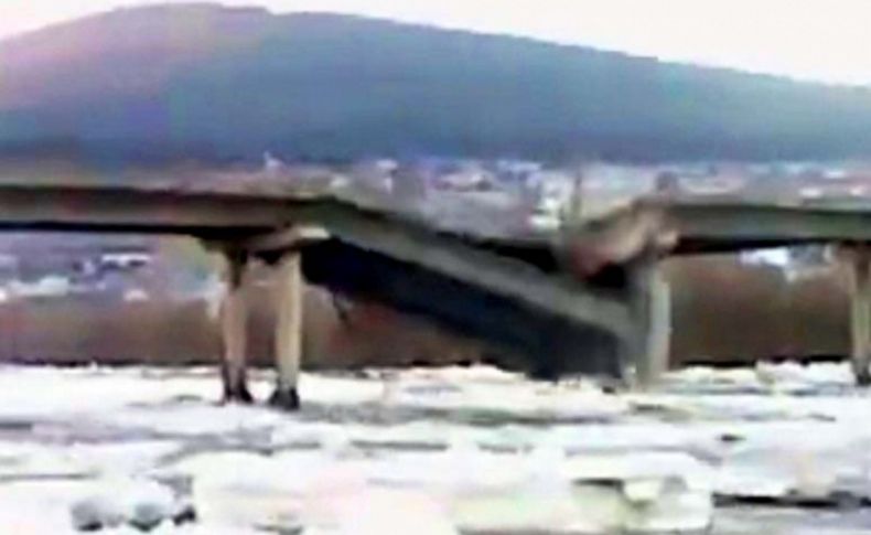 Rusya’da sel sularına dayanamayan köprü böyle yıkıldı