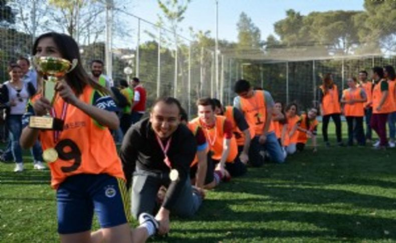 Erkekler ortaladı, kızlar bombaladı